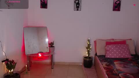 Mia  online show from December 18, 1:28 pm