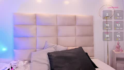 KHLOE online show from December 17, 2:33 pm