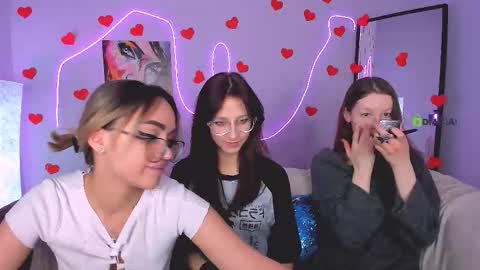 Snapshot of khloebeauty chatting on February 18, 8:27 pm khloebeauty online show from February 18, 8:27 pm