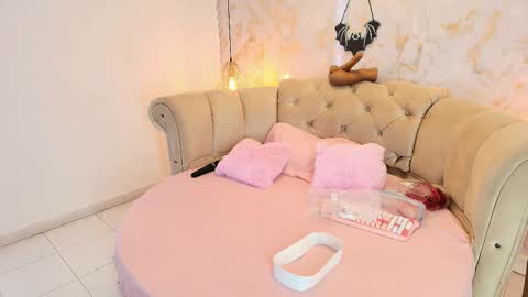 Snapshot of khloeblake chatting on October 10, 5:28 am Khloe online show from October 10, 5:28 am