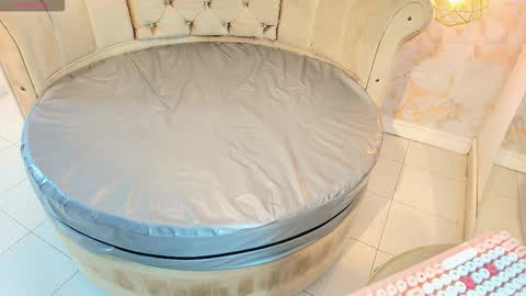 Snapshot of khloeblake chatting on December 15, 12:09 pm Khloe online show from December 15, 12:09 pm