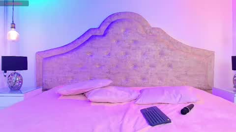 khloejohnson online show from October 14, 8:09 pm