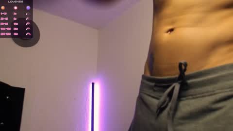 Snapshot of kianryu chatting on November 29, 10:35 pm Adrian Chlloe online show from November 29, 10:35 pm