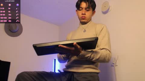 Snapshot of kianryu chatting on December 14, 12:27 am Adrian Chlloe online show from December 14, 12:27 am