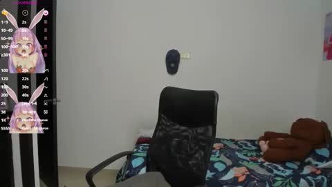 Snapshot of kiara_and_evelyn chatting on February 19, 2:12 am Evelyn online show from February 19, 2:12 am