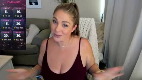 Snapshot of kierareines chatting on September 17, 11:50 pm Kiera Reines online show from September 17, 11:50 pm