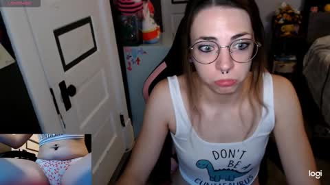 Snapshot of kierbearkisses chatting on December 15, 4:11 pm Kiersten online show from December 15, 4:11 pm