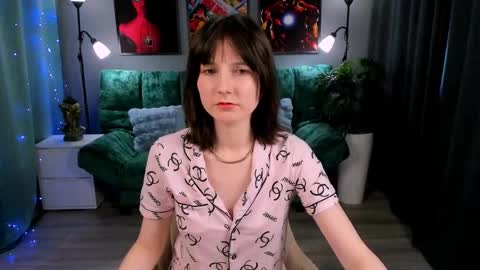 Kika online show from April 2, 2:15 pm