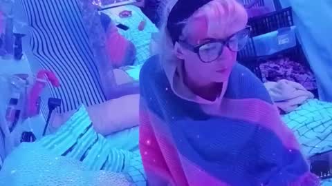 kikilovespartylights online show from January 18, 2:10 pm