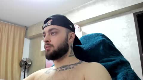 Snapshot of killerbeexxx chatting on February 25, 10:18 pm killerbeexxx online show from February 25, 10:18 pm