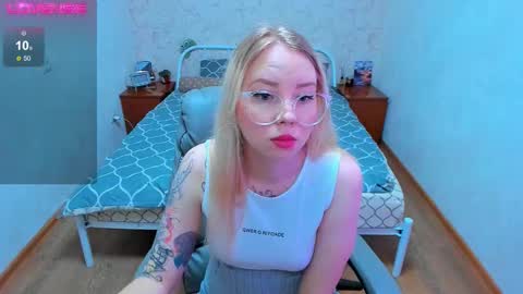 Snapshot of kim_girl_next_door chatting on November 8, 11:32 am KIM online show from November 8, 11:32 am