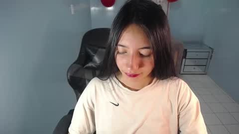 Snapshot of kimberly_thomson_t chatting on February 19, 7:38 pm kimberly online show from February 19, 7:38 pm