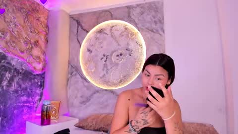 Snapshot of kimberlyloren chatting on December 14, 9:19 pm Kimberly Loren online show from December 14, 9:19 pm