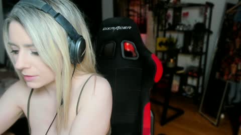 Snapshot of kimilee22 chatting on March 12, 8:10 pm Wolfs Girl online show from March 12, 8:10 pm