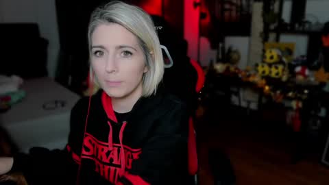 Snapshot of kimilee22 chatting on September 25, 5:49 pm Wolfs Girl online show from September 25, 5:49 pm