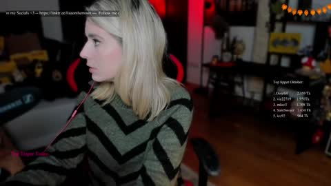 Snapshot of kimilee22 chatting on October 8, 7:22 pm Wolfs Girl online show from October 8, 7:22 pm