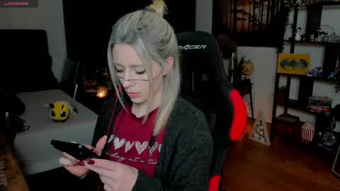 Snapshot of kimilee22 chatting on November 30, 8:24 pm Wolfs Girl online show from November 30, 8:24 pm