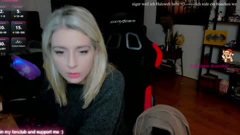 Snapshot of kimilee22 chatting on December 14, 6:34 pm Wolfs Girl online show from December 14, 6:34 pm