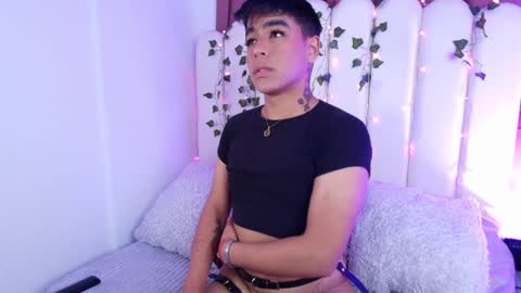 Snapshot of king_azahell chatting on December 27, 1:53 am king help me reach 100 likes online show from December 27, 1:53 am