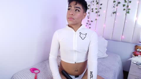 Snapshot of king_azahell chatting on January 3, 1:59 am king help me reach 100 likes online show from January 3, 1:59 am