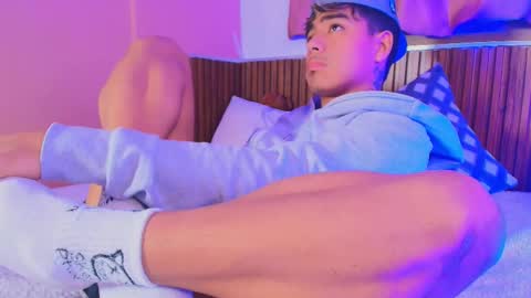 Snapshot of king_azahell chatting on October 2, 3:02 am king help me reach 100 likes online show from October 2, 3:02 am