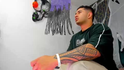 Snapshot of king_falconer chatting on October 14, 4:02 am Angel Falconer online show from October 14, 4:02 am