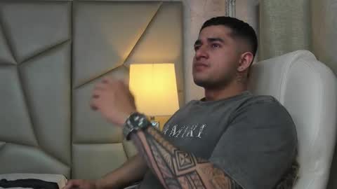 Snapshot of king_falconer chatting on November 10, 1:04 am Angel Falconer online show from November 10, 1:04 am