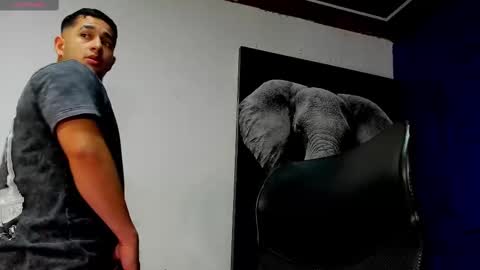 Snapshot of king_falconer chatting on November 17, 1:44 am Angel Falconer online show from November 17, 1:44 am