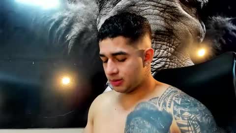 Snapshot of king_falconer chatting on November 22, 2:21 am Angel Falconer online show from November 22, 2:21 am