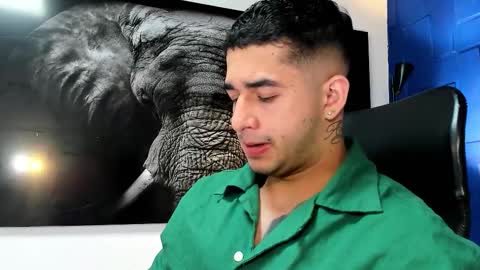 Snapshot of king_falconer chatting on November 24, 1:27 am Angel Falconer online show from November 24, 1:27 am