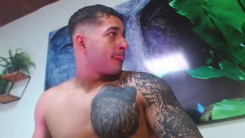 Snapshot of king_falconer chatting on November 29, 2:03 am Angel Falconer online show from November 29, 2:03 am