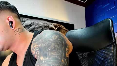 Snapshot of king_falconer chatting on November 29, 11:52 pm Angel Falconer online show from November 29, 11:52 pm