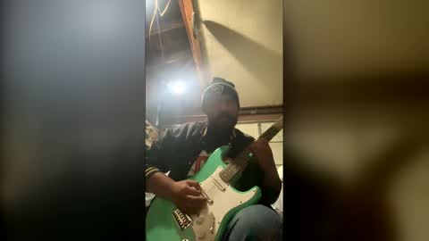 Snapshot of kingmoosems chatting on December 21, 10:22 am kingmoosems online show from December 21, 10:22 am