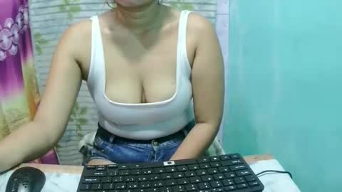 Snapshot of kinky_asianbabe chatting on February 17, 10:45 am Rose online show from February 17, 10:45 am