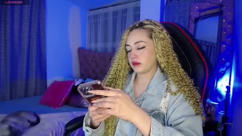 Snapshot of kinkydoll_ chatting on March 1, 4:26 am Sara online show from March 1, 4:26 am