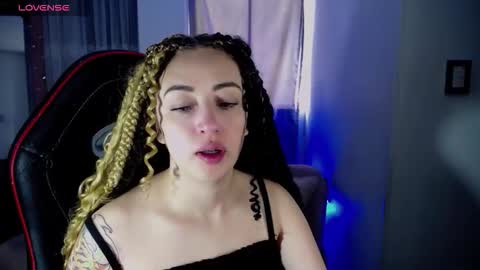 Snapshot of kinkydoll_ chatting on November 21, 5:33 pm Sara online show from November 21, 5:33 pm