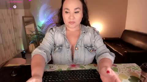 Snapshot of kinkyelise chatting on October 19, 6:03 am Jenny online show from October 19, 6:03 am