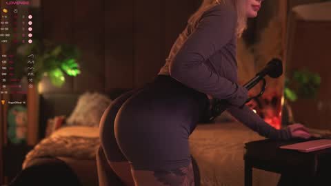 Snapshot of kinkylina_ chatting on December 8, 8:41 am kinkylina_ online show from December 8, 8:41 am