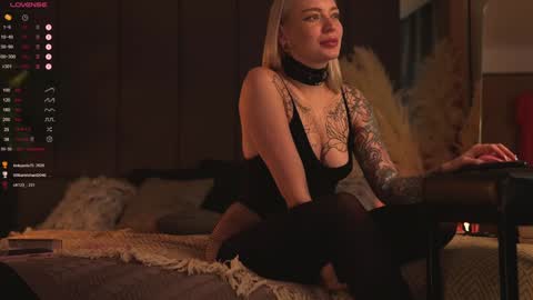 Snapshot of kinkylina_ chatting on December 9, 3:11 pm kinkylina_ online show from December 9, 3:11 pm