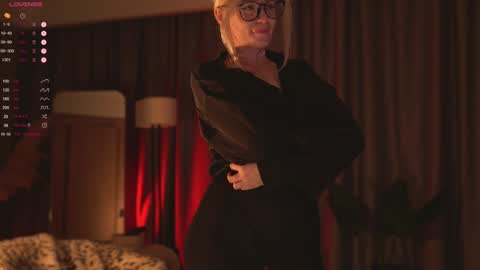 Snapshot of kinkylina_ chatting on December 12, 8:57 am kinkylina_ online show from December 12, 8:57 am