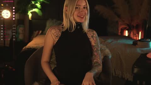 Snapshot of kinkylina_ chatting on December 14, 3:25 pm kinkylina_ online show from December 14, 3:25 pm