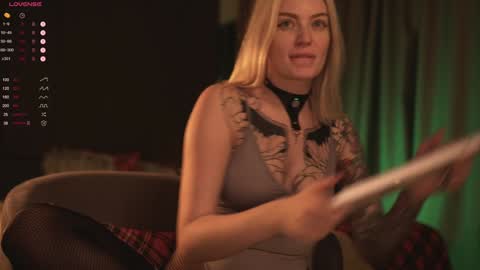 Snapshot of kinkylina_ chatting on December 30, 7:53 pm kinkylina_ online show from December 30, 7:53 pm