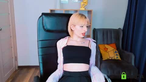 Snapshot of kira__cutie chatting on April 28, 8:03 pm Kira online show from April 28, 8:03 pm