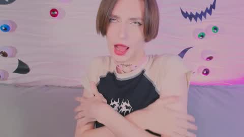 Snapshot of kira_long chatting on October 31, 5:08 am MADI online show from October 31, 5:08 am