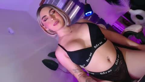 Snapshot of kiramillerxx chatting on September 10, 2:11 am Its your girl KIRA online show from September 10, 2:11 am