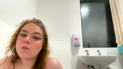 Snapshot of kiraslut981151 chatting on March 2, 9:32 pm kiraslut981151 online show from March 2, 9:32 pm