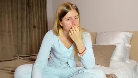 Snapshot of kirraa_ chatting on November 14, 9:57 pm Kira online show from November 14, 9:57 pm