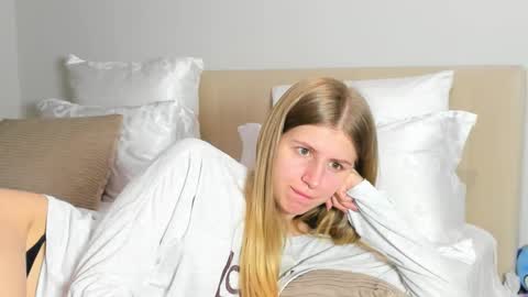 Kira online show from March 25, 6:03 pm