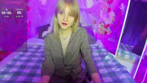 Snapshot of kisschristie__ chatting on November 12, 6:19 pm christie online show from November 12, 6:19 pm