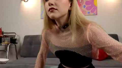 Snapshot of kisschristie__ chatting on December 13, 7:53 pm christie online show from December 13, 7:53 pm